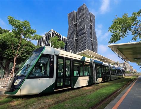 輕軌成圓|高雄輕軌成圓亮點！路過綠巨人隧道、發現候車站巧思，看見城市。